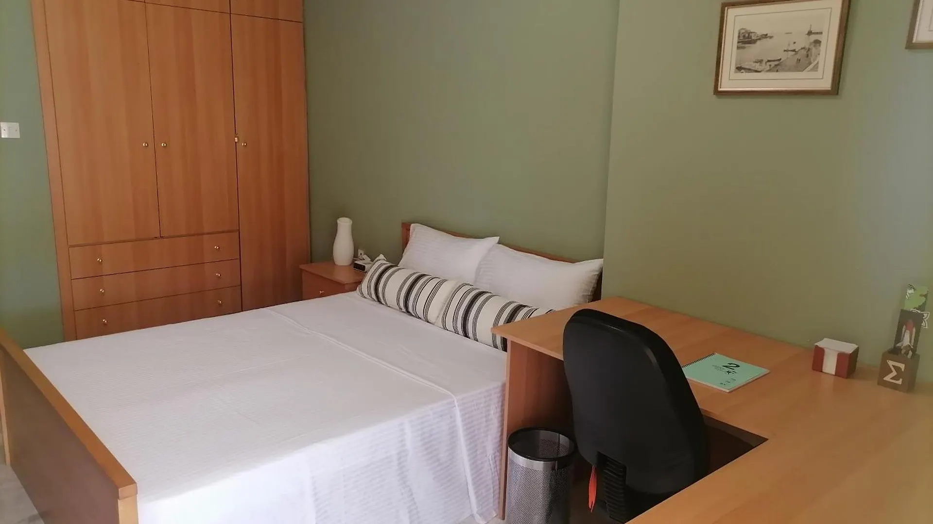 Το Σπίτι Του Στράτου Στη Θεσσαλονίκη- Stratos' Apartment In Thessaloniki